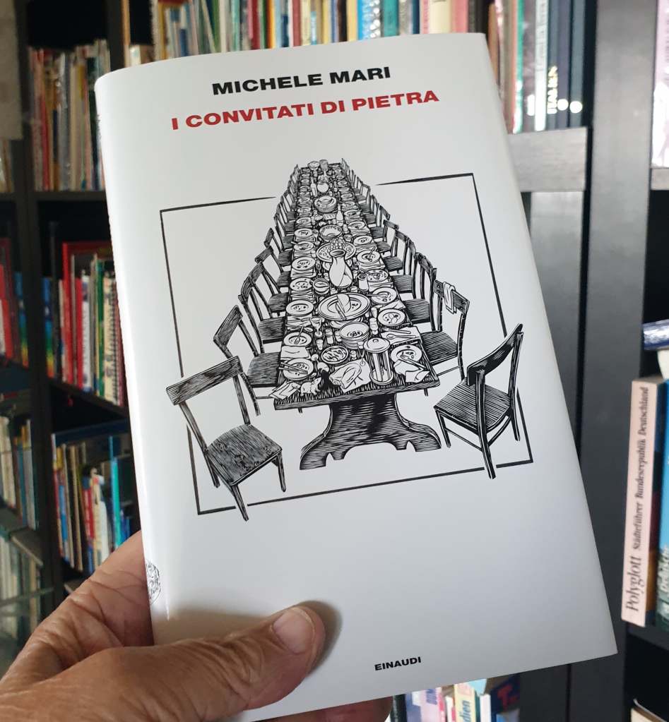 Copertina del libro I convitati di pietra di Michele Mari, edizione Feltrinelli con grafica editoriale in evidenza